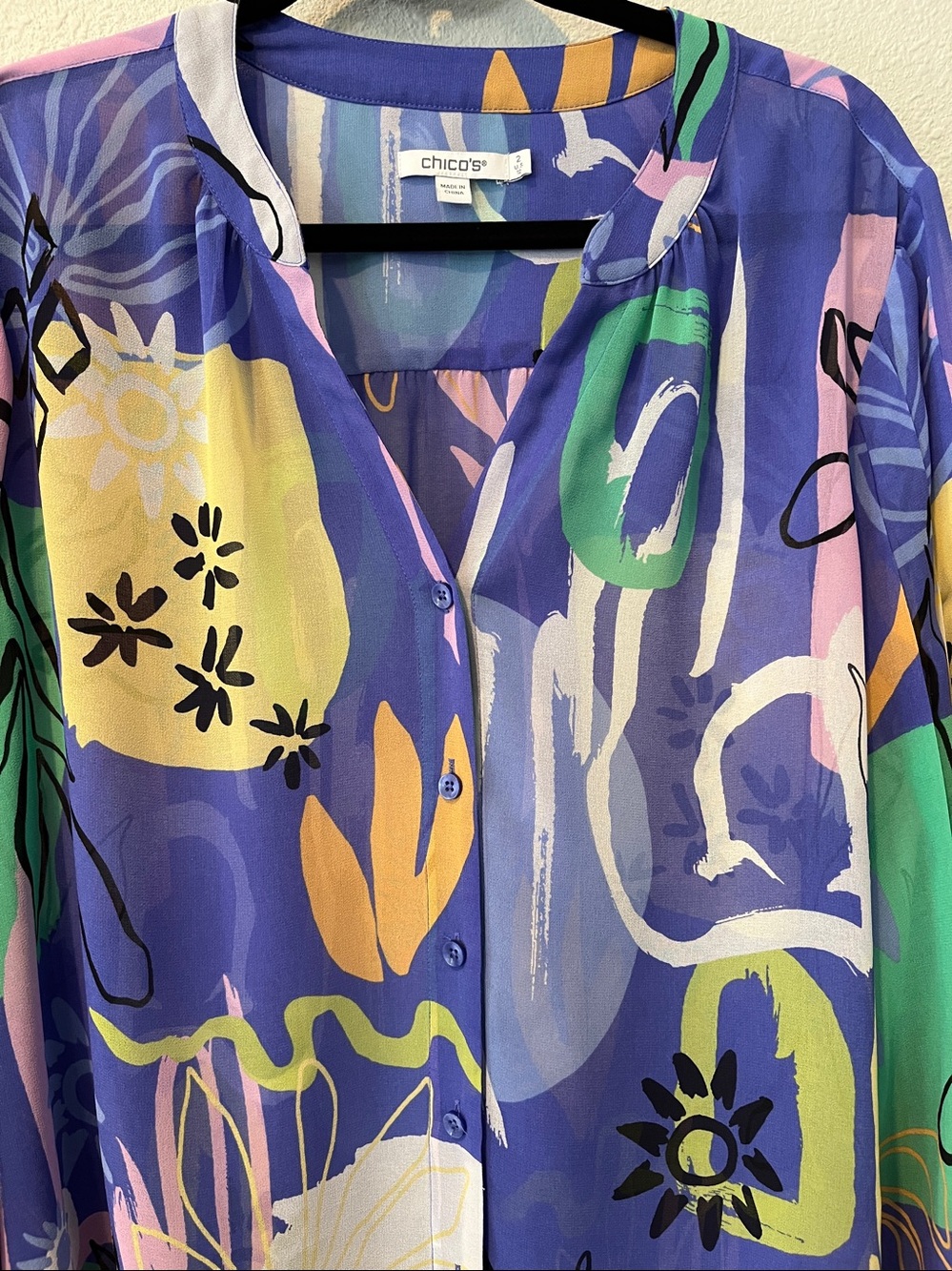 Chico's multi-color Abstract Print Button-Front Blouse
Chicos Sz 2 = US L
12-14 - Picture 3 of 10